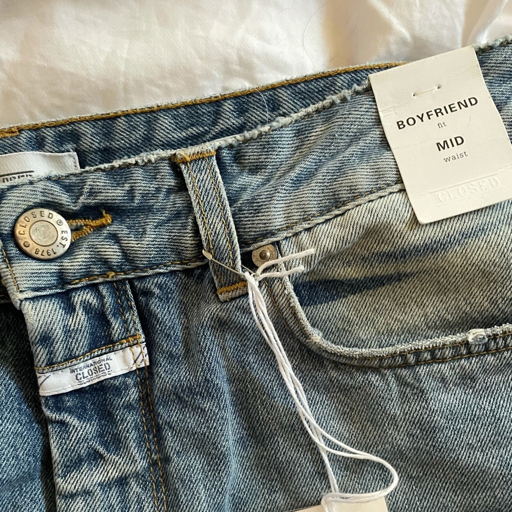 Closed Boyfriend Mid Rise Cropped Jay Jean size 26